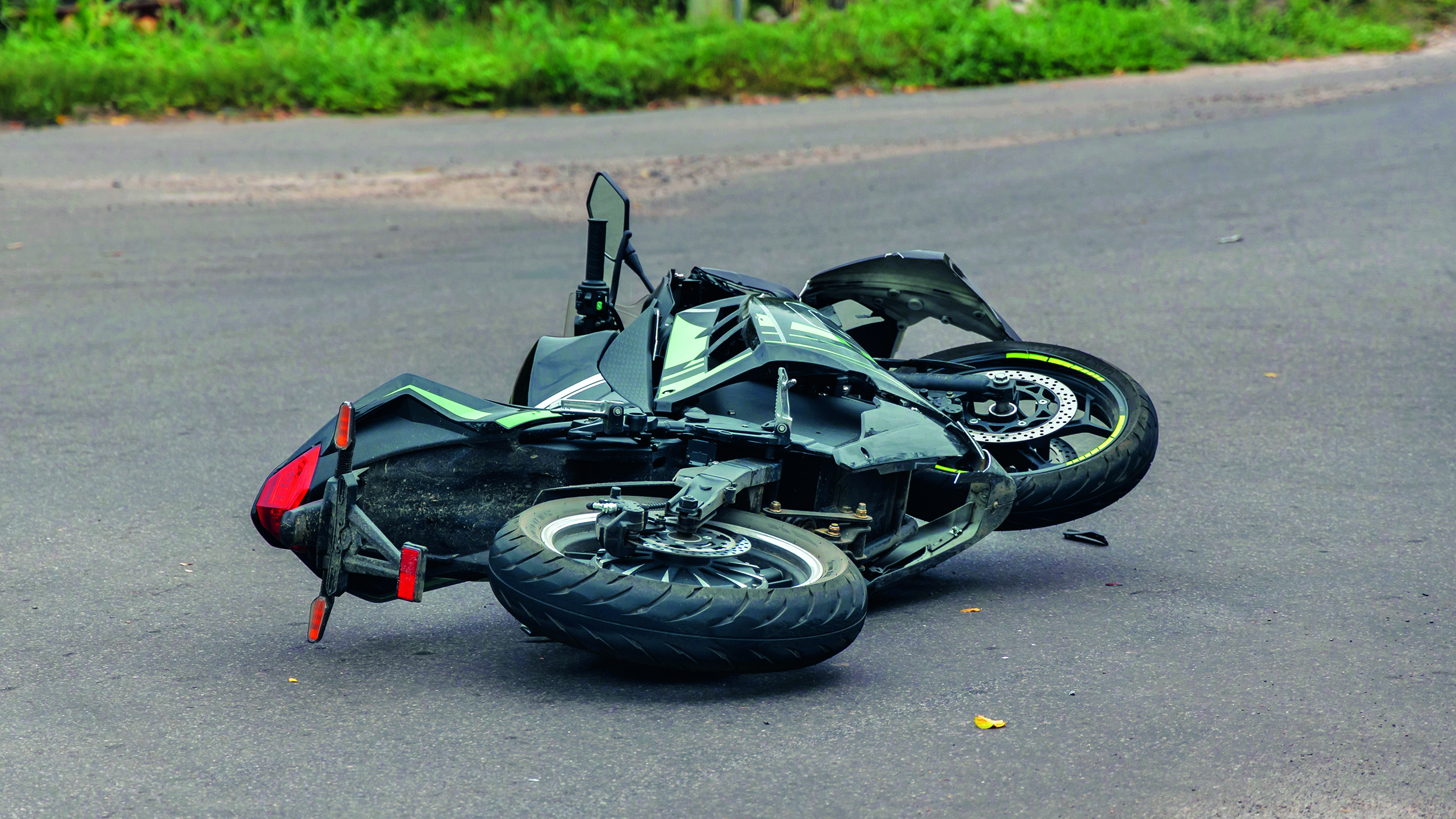 Ein Motorrad lieg nach Unfall quer auf der Straße