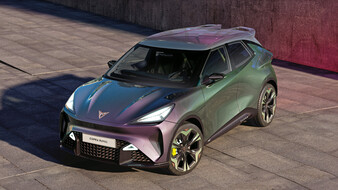 Ein schillernd lackiertes Auto auf einem gepflasterten Platz