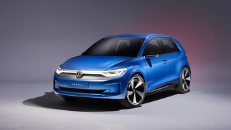 Ein blaues Auto vor einem hellgrauen Hintergrund