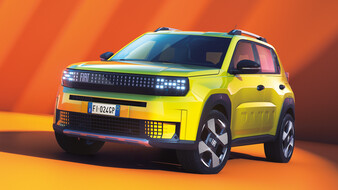 Ein gelbes SUV vor orangem Hintergrund