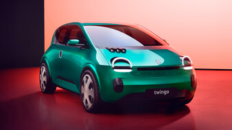 Ein grüner Kleinwagen vor einem Studio-Hintergrund