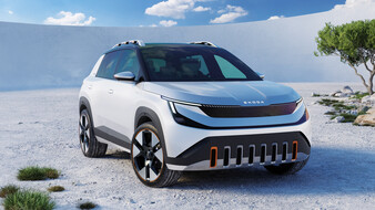 Ein kleines weißes SUV mit einem Baum im Hintergrund