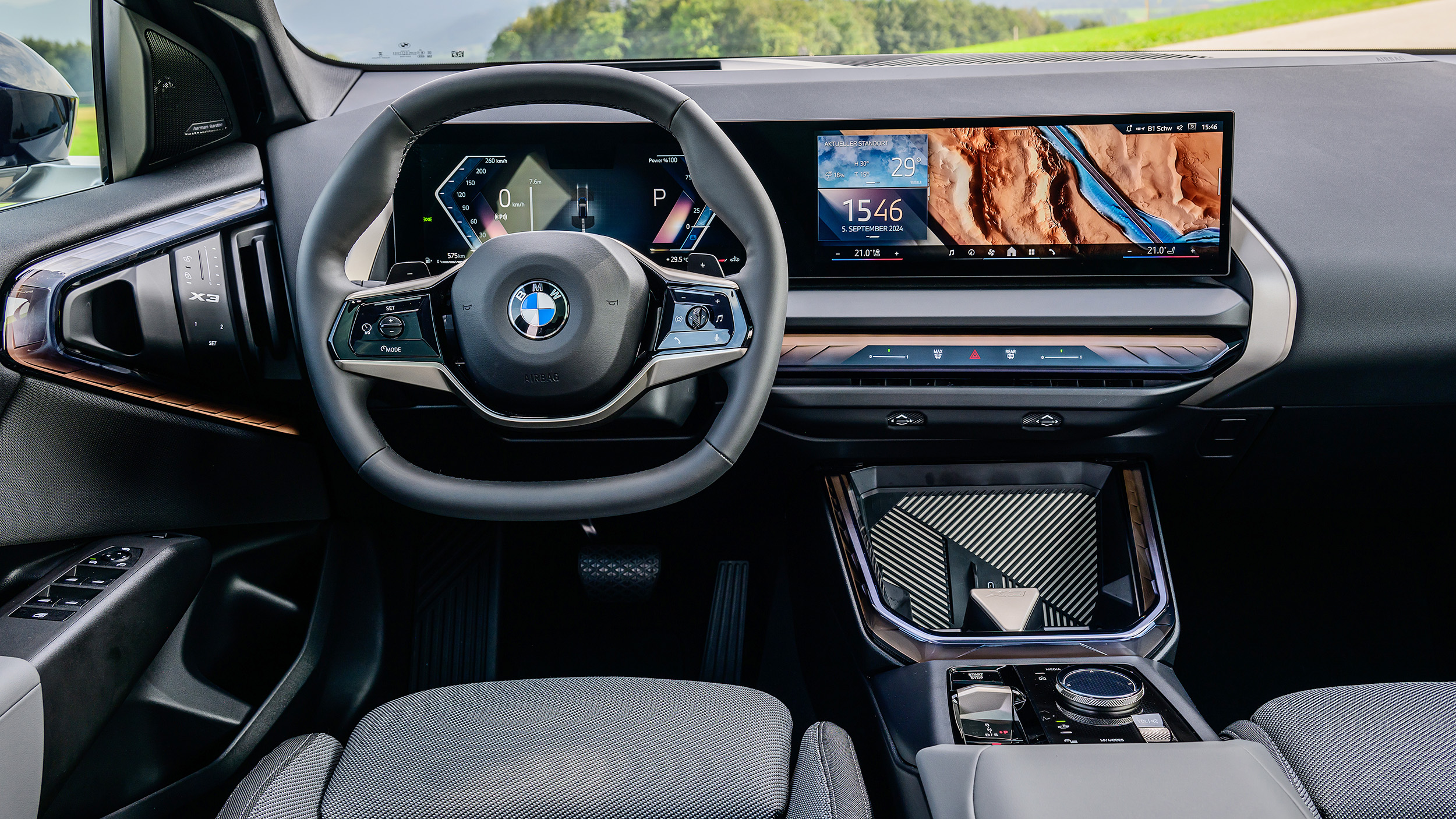 Innenraum eines Autos mit Curved Display und zweispeichigem Lenkrad.