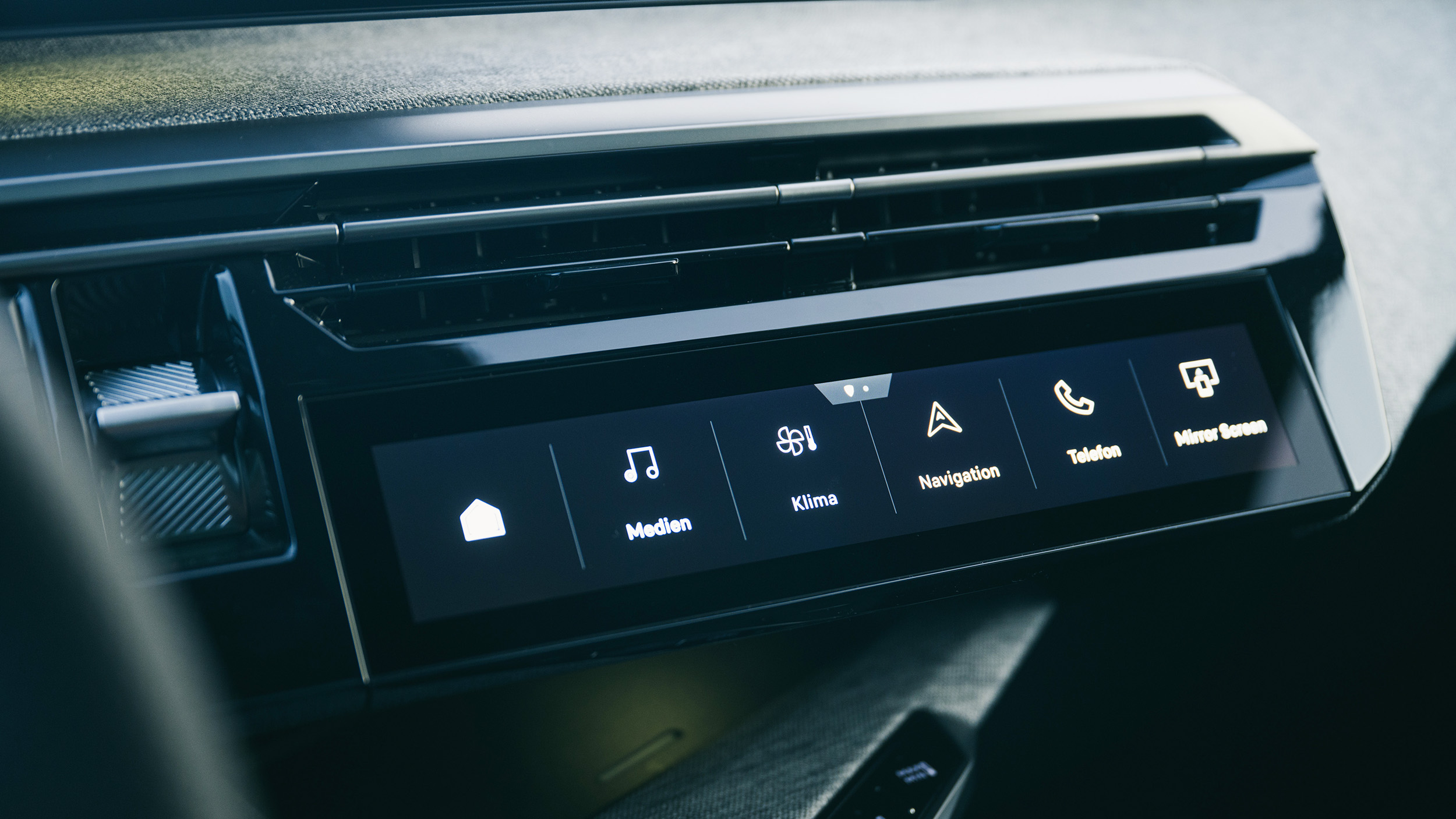 Eine Touchscreen-Leiste mit Menüpunkten in einem Autocockpit