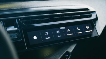 Eine Touchscreen-Leiste mit Menüpunkten in einem Autocockpit