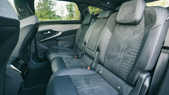Die Rückbank eines Autos