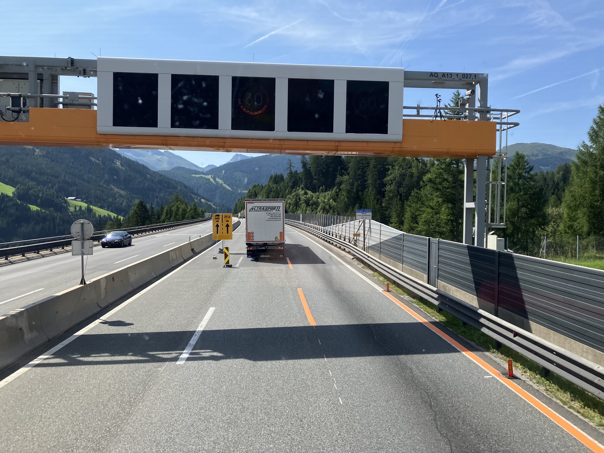 Fahrbahn Brenner Autobahn mit Schild Lkw-Leitsystem