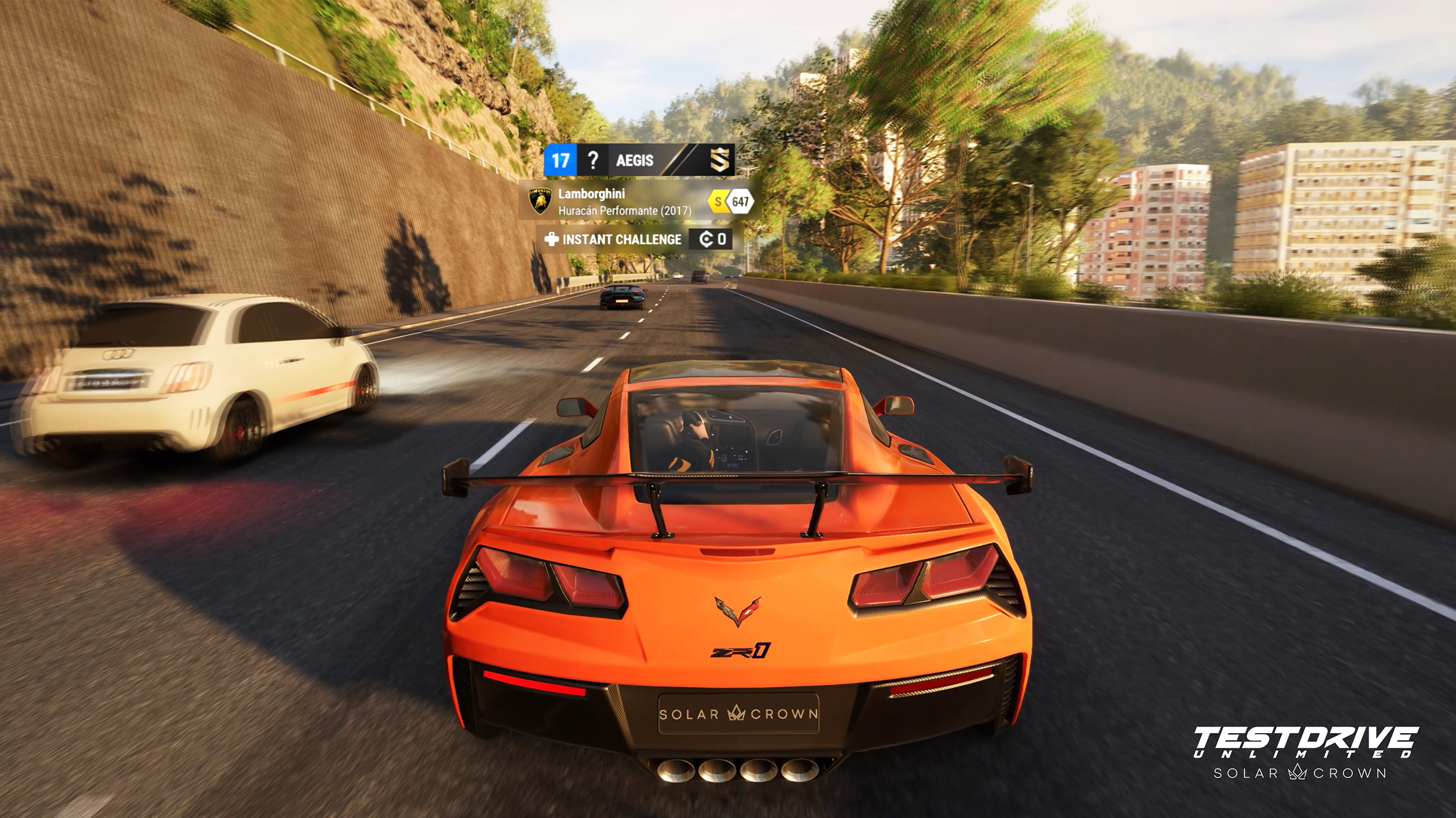 Screenshot aus dem Spiel Testdrive Unlimited: Solar Crown. Orangene Auto im Rennen, Sicht von hinten.