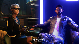 Screenshot aus dem Spiel Testdrive Unlimited: Solar Crown. Ein Mann und eine Frau sitzen sich im Club gegenüber.