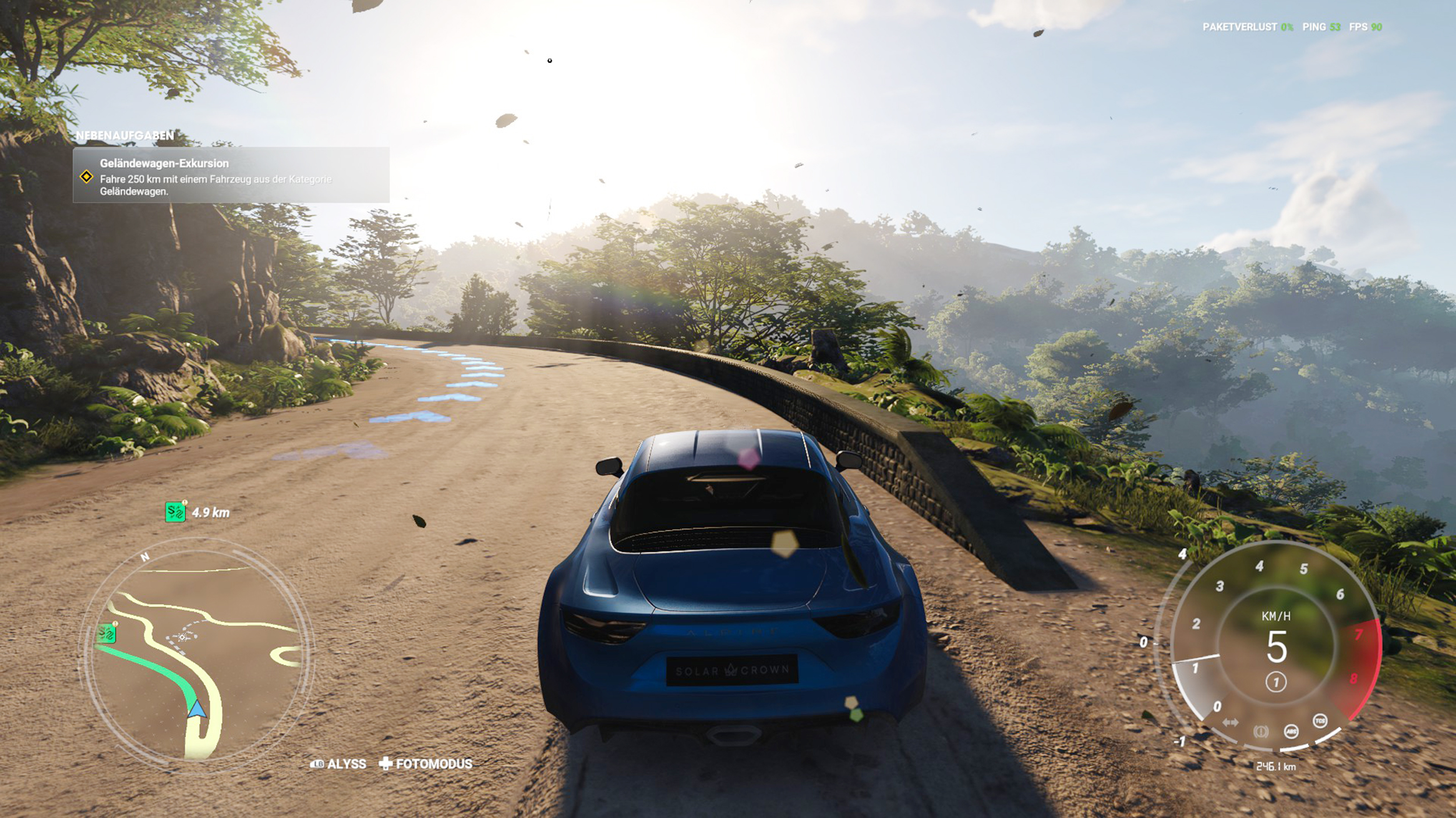 Screenshot aus dem Spiel Testdrive Unlimited: Solar Crown. Blaues Auto von hinten, Sonnenuntergang.