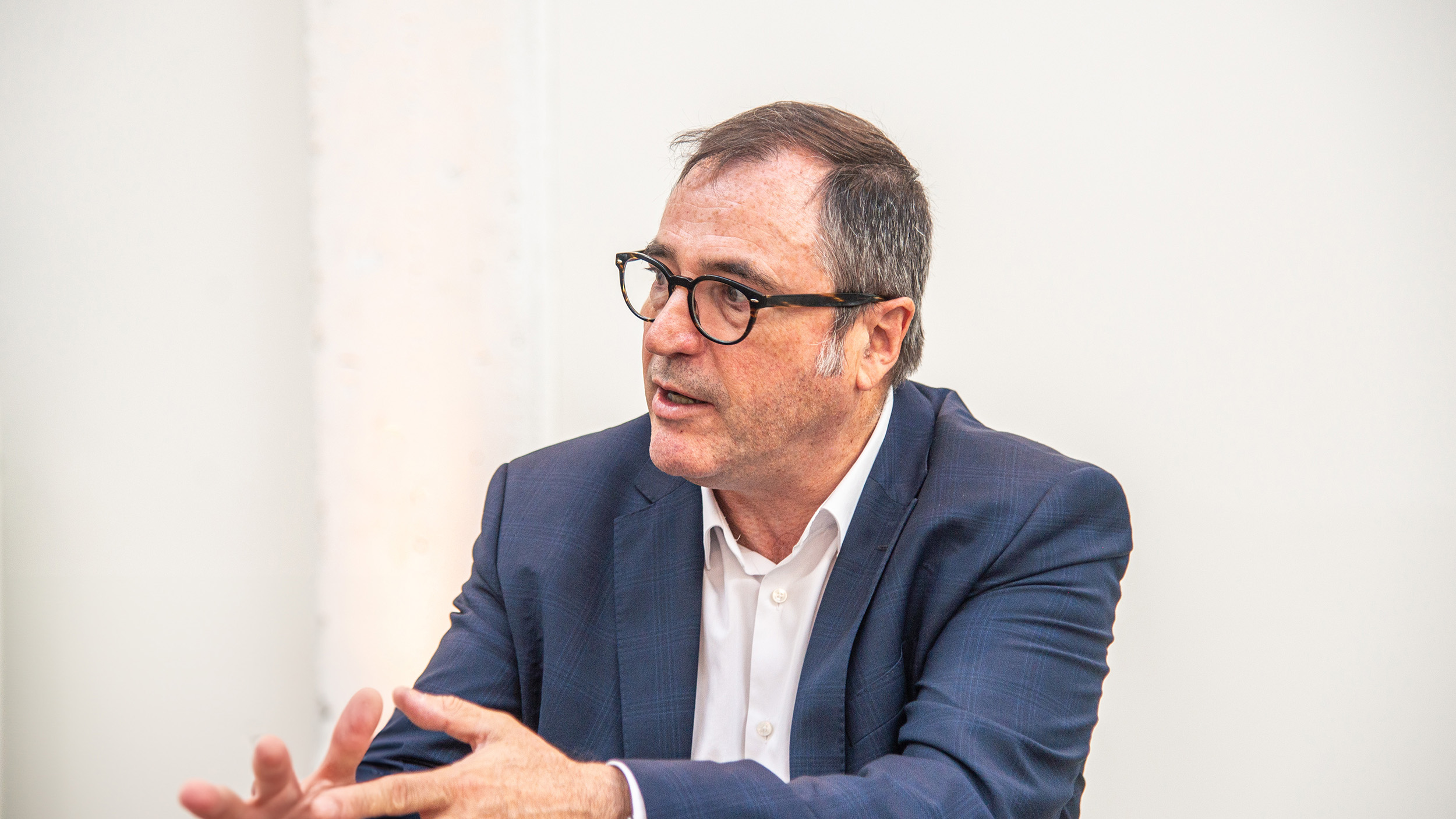 Dacia-CEO Denis Le Vot gestikuliert mit seinen Händen.