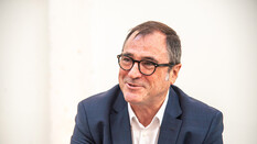 Porträtaufnahme von Dacia-CEO Denis Le Vot.