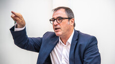 Dacia-CEO Denis Le Vot gestikuliert mit seiner Hand.