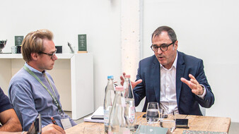Dacia-CEO Denis Le Vot im Gespräch mit einem Journalisten.