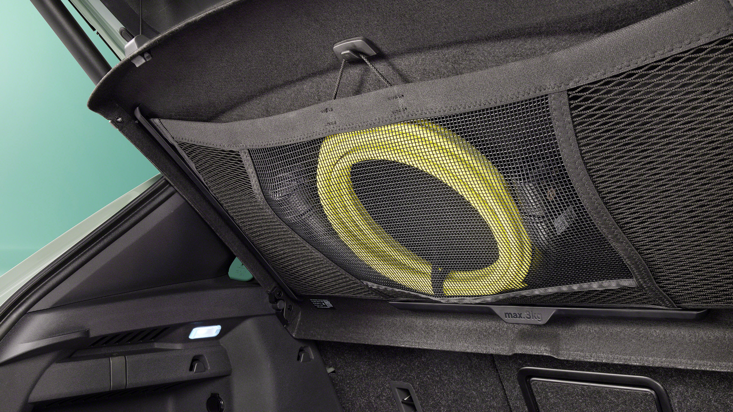 Das Ladekabel des Skoda Elroq in einem Netz innerhalb der Kofferraumtür.