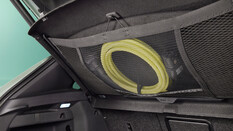 Das Ladekabel des Skoda Elroq in einem Netz innerhalb der Kofferraumtür.