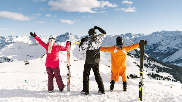 Eine dreiköpfige Familie auf der Skipiste.