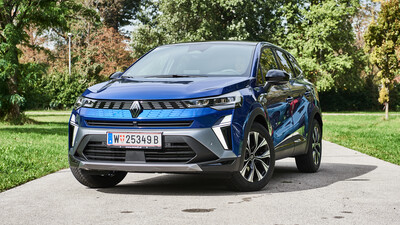 Ein blaues SUV steht in einem Park