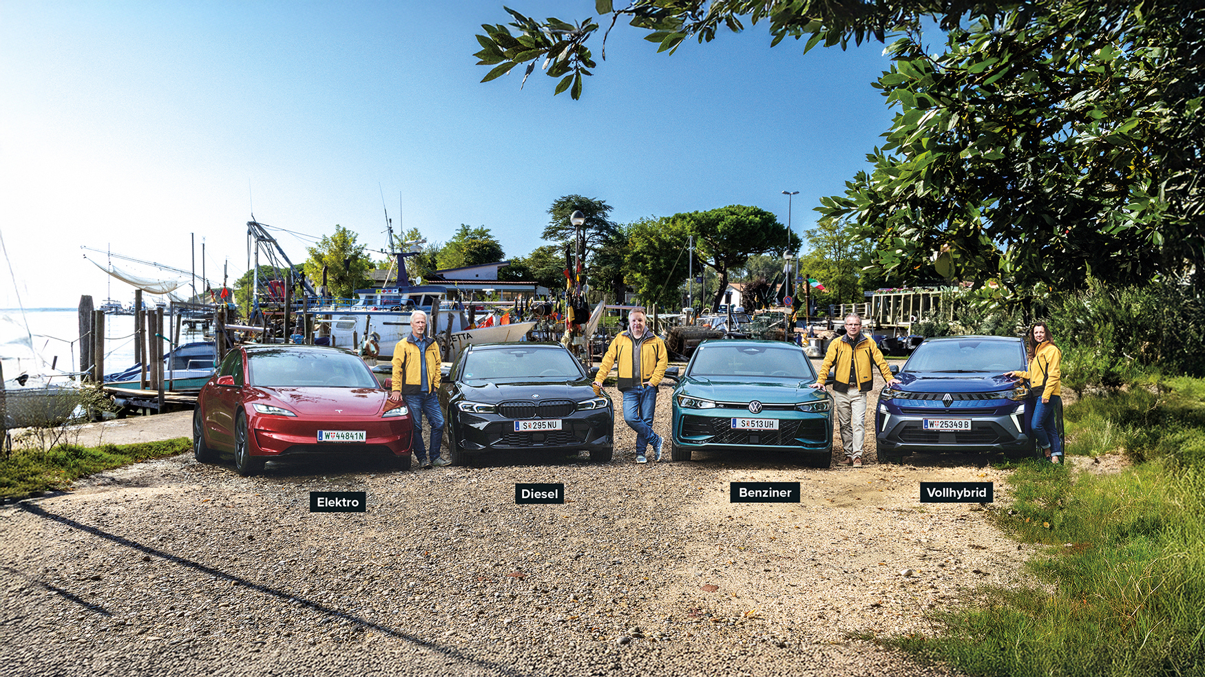Vier Autos nebeneinander an der Meeresküste