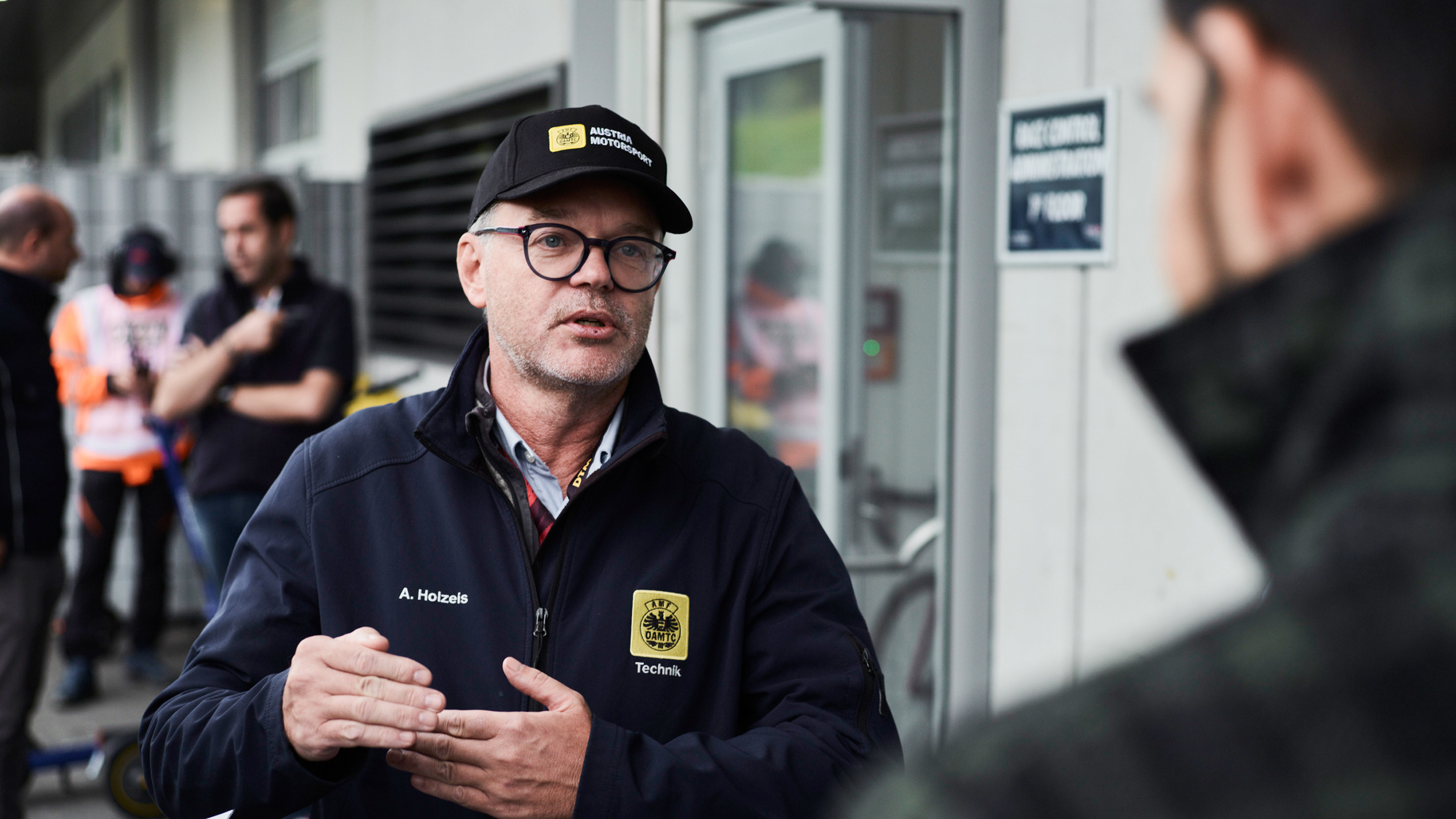 Ein technischer Kommissar spricht mit einem Journalisten im Fahrerlager des Red Bull Rings.