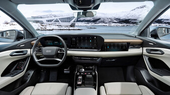 Cockpit eines modernen Autos mit großen Bildschirmen