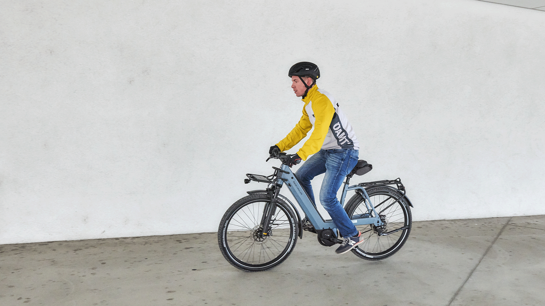 GIF zeige einen Mann in gelber Jacke bei einer Vollbremsung am Fahrrad