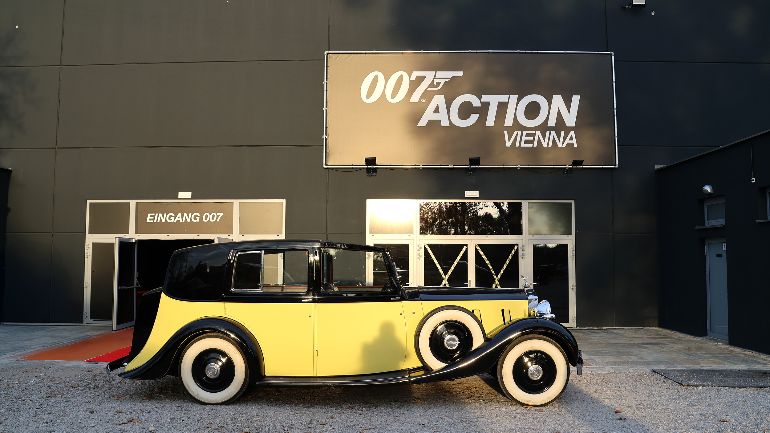 Rolls Royce Phantom III in gelb vor dem Eingang der 007 Action Vienna Ausstellung.