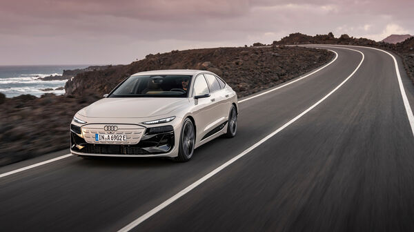 Ein weißer Audi fährt am Meer entlang