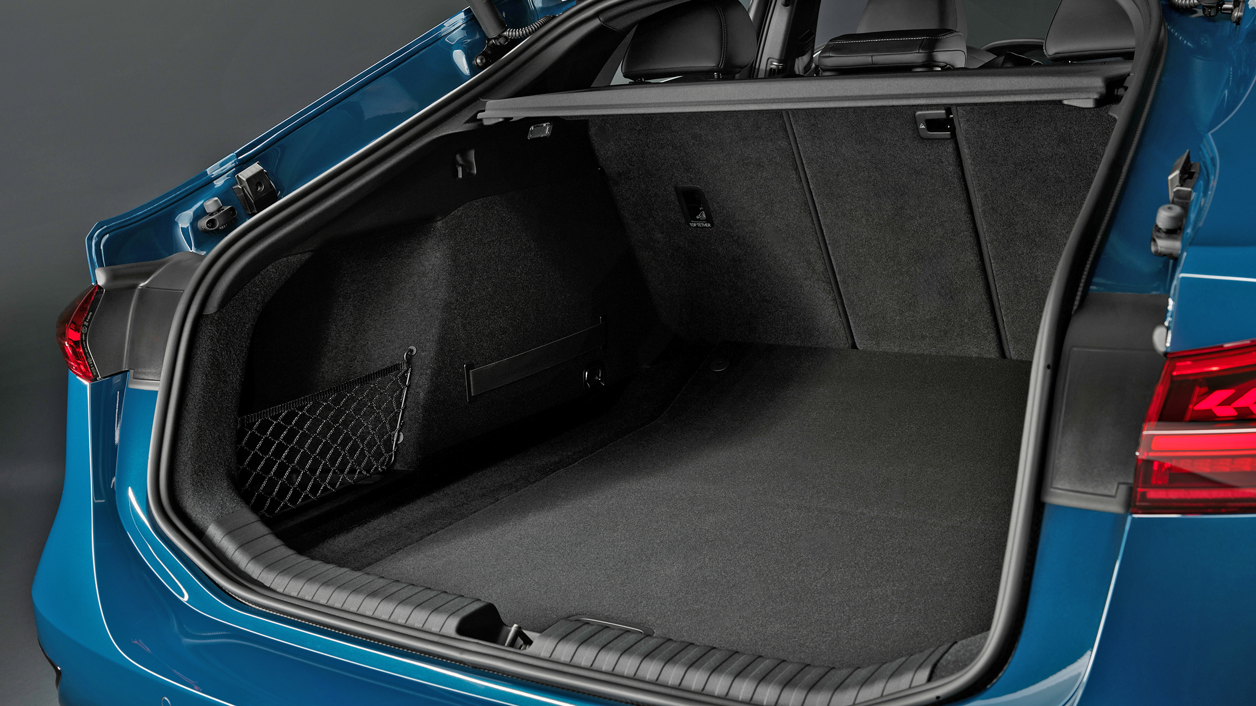 Der offene Kofferraum eines blauen Audi-Kombis