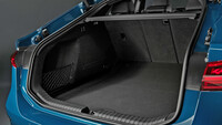 Der offene Kofferraum eines blauen Audi-Kombis