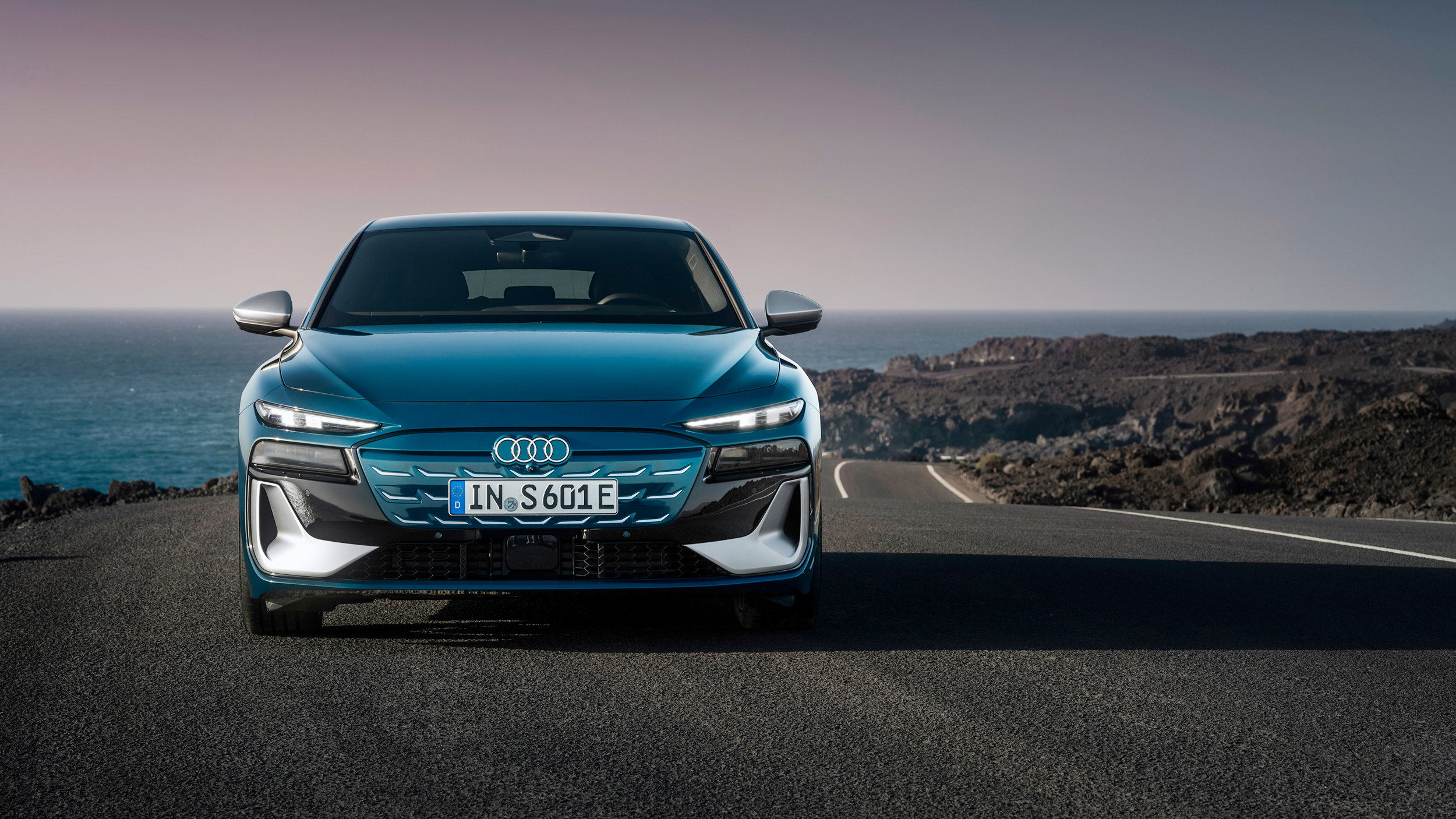 Front eines blauen Audis am Meeresufer