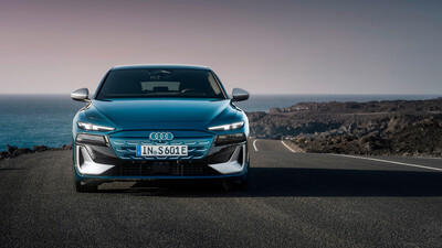 Front eines blauen Audis am Meeresufer