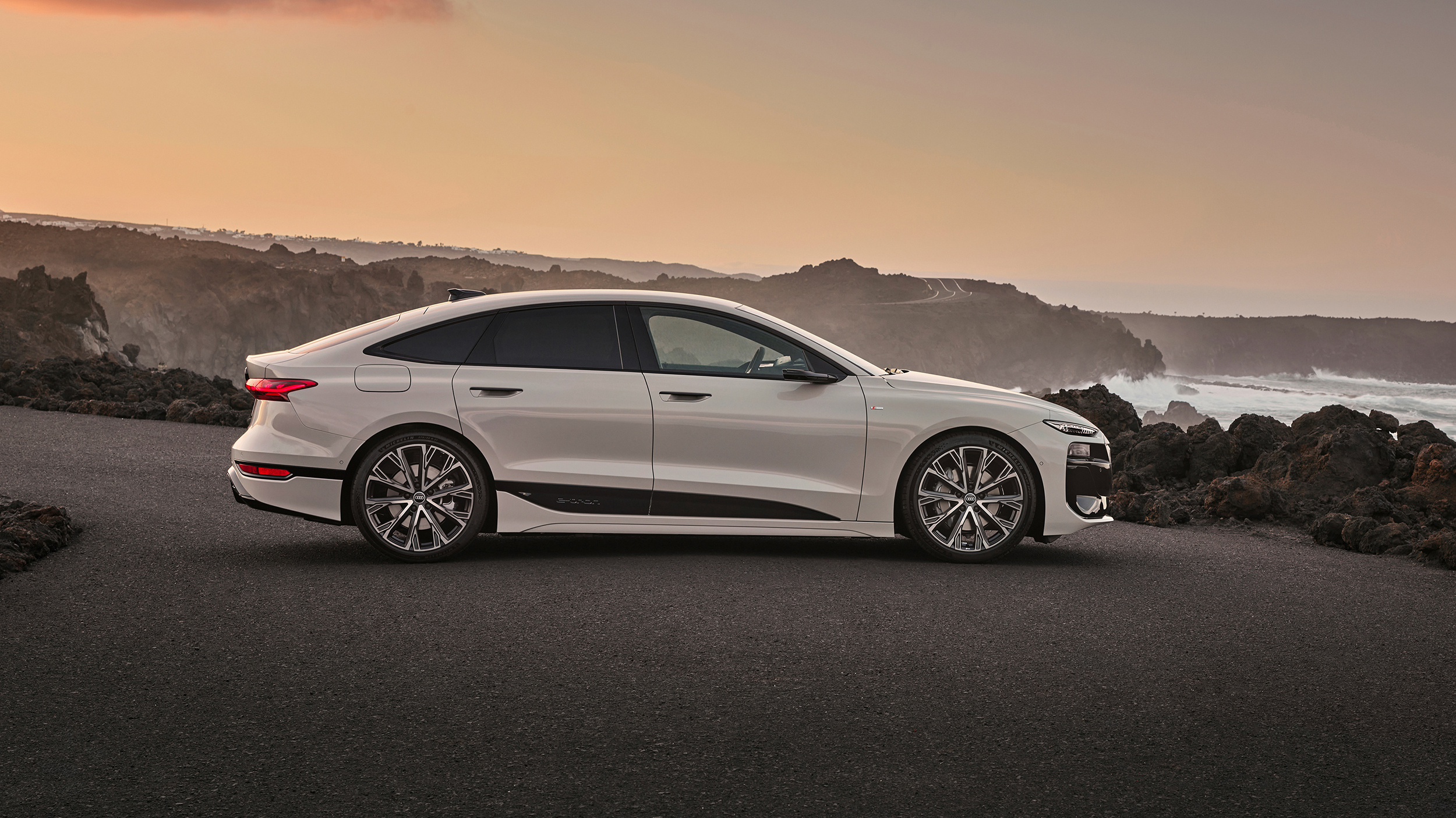 Ein weißer Audi seitlich in der Nähe des Meeres fotografiert