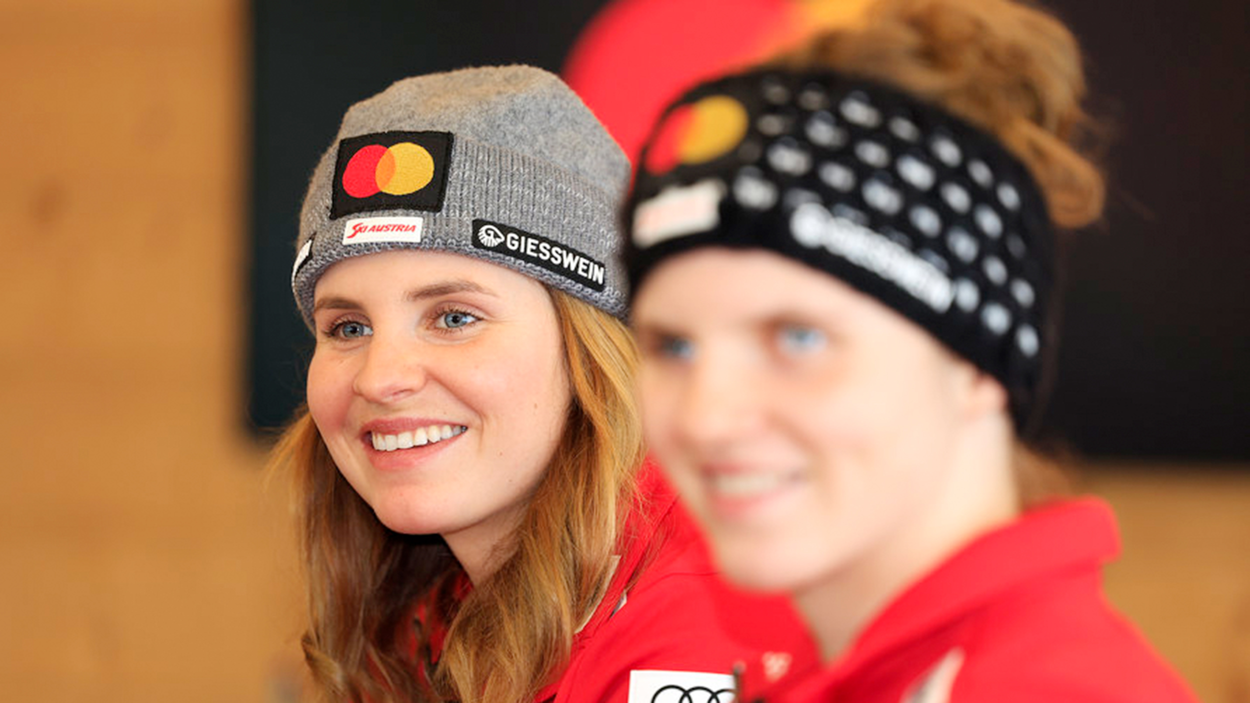 Nahaufnahme der Schwestern Elisabeth und Veronika Aigner. Mit Stirnband und Haube.