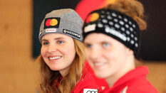 Nahaufnahme der Schwestern Elisabeth und Veronika Aigner. Mit Stirnband und Haube.
