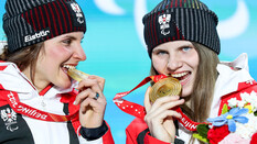 Paraski-Fahrerinnen Elisabeth und Veronika Aigner beißen in ihre Medaillen.
