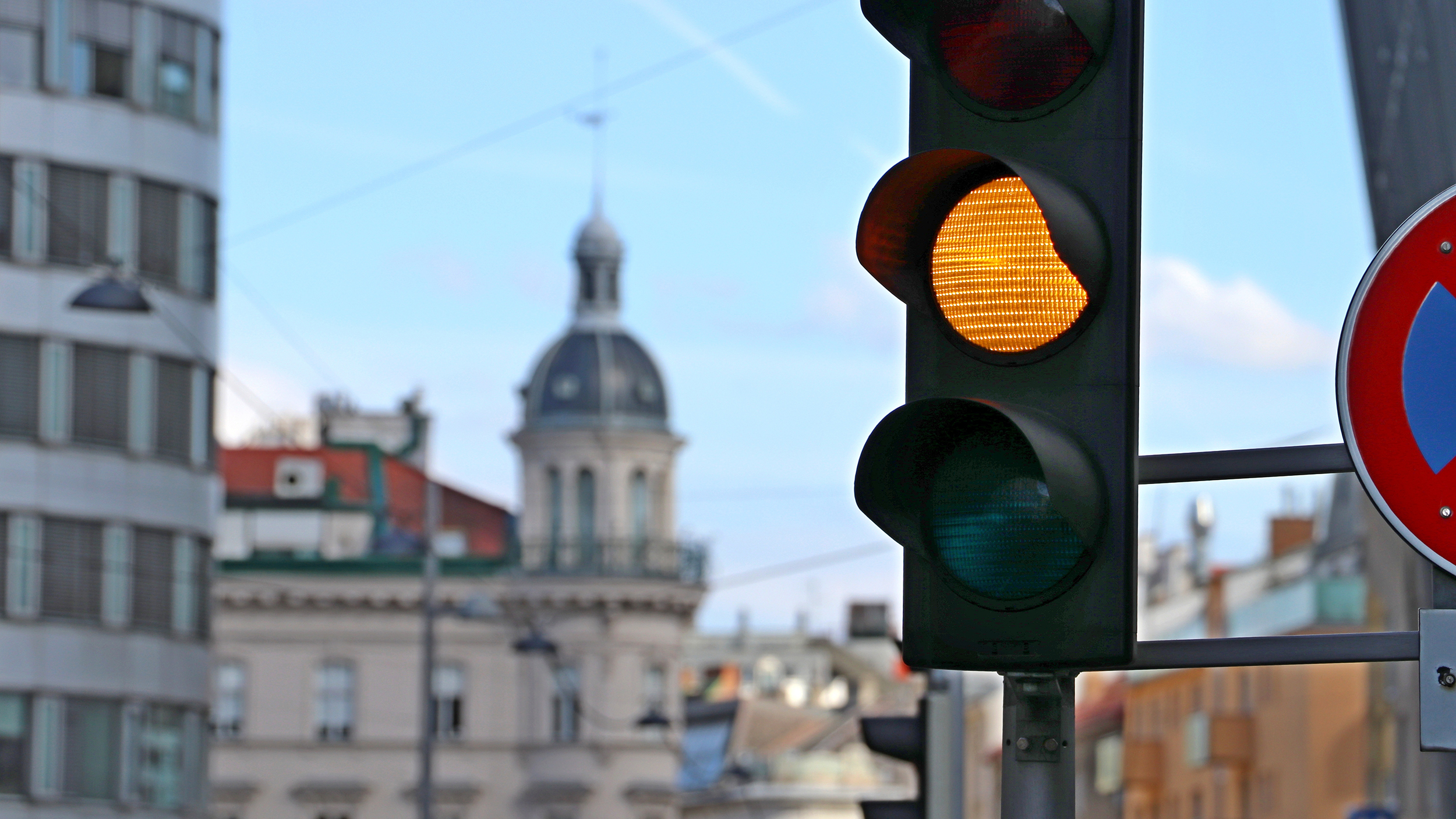 Eine Ampel leuchtet gelb
