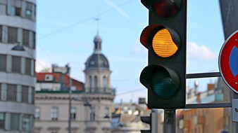 Eine Ampel leuchtet gelb