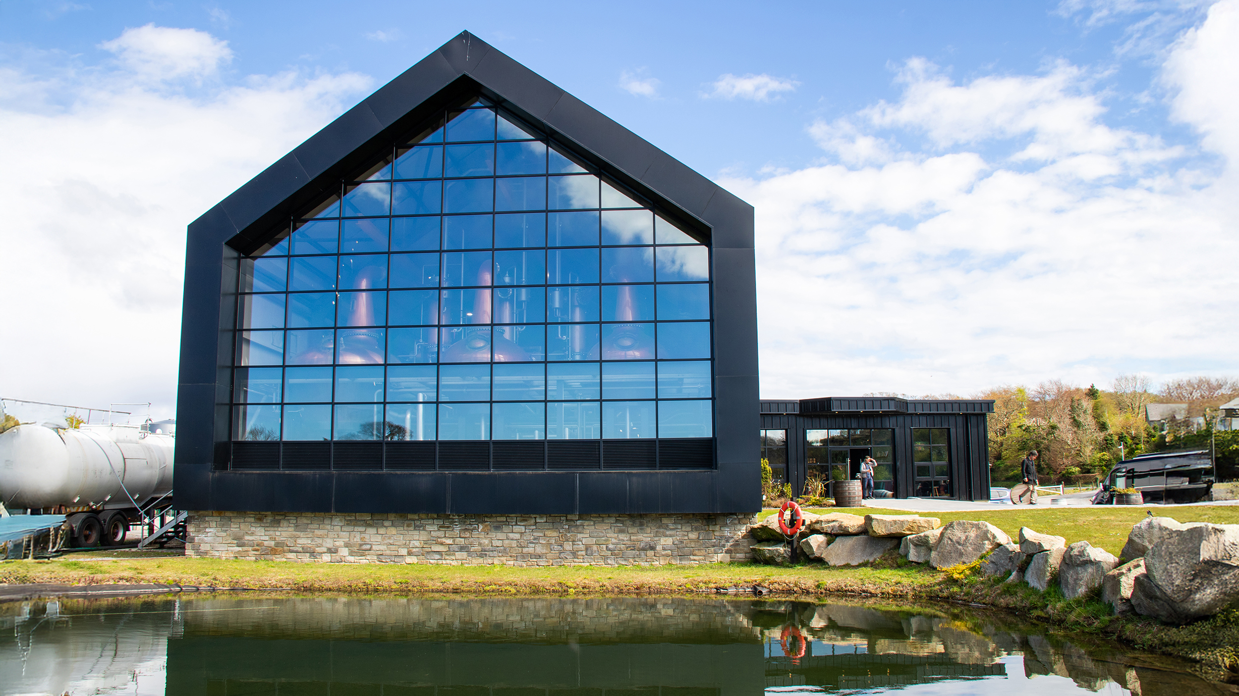 Schlichtes Gebäude mit Glasfront.