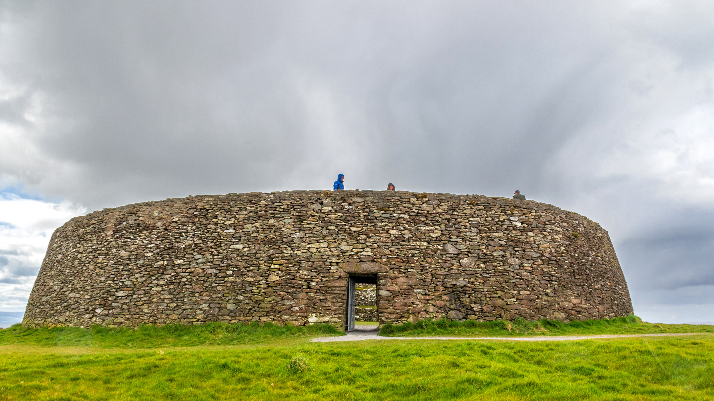 Hohe Festungs-Steinmauer mit kleiner Tür.