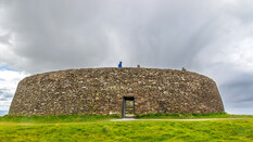 Hohe Festungs-Steinmauer mit kleiner Tür.