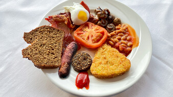 Teller mit irischem Frühstück