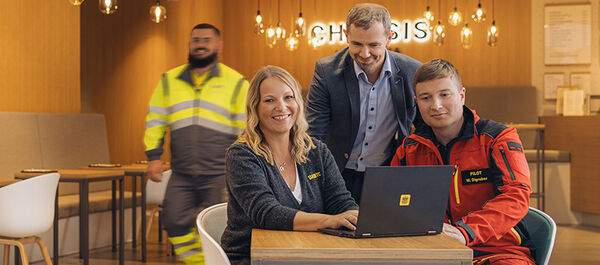 Kolleginnen und Kollegen aus unterschiedlichen Abteilungen sitzen im Cafe und unterhalten sich.