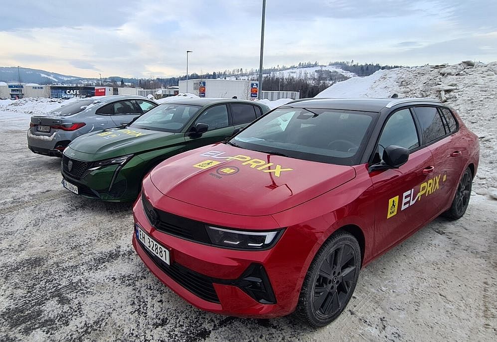Drei Elektroautos stehen in Winterlandschaft nebeneinander
