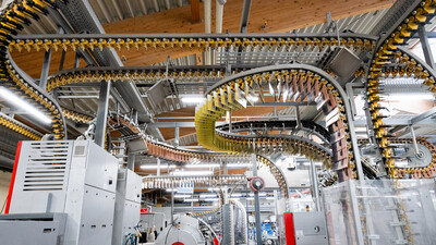 Fertig bedruckte Magazine werden über Fließbänder durch die Druckerei bewegt.