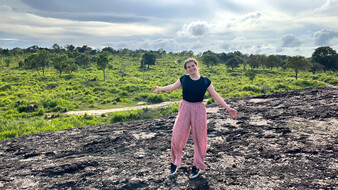 Redakteurin Verena Schauer vor einer grünen Landschaft in Sri Lanka.