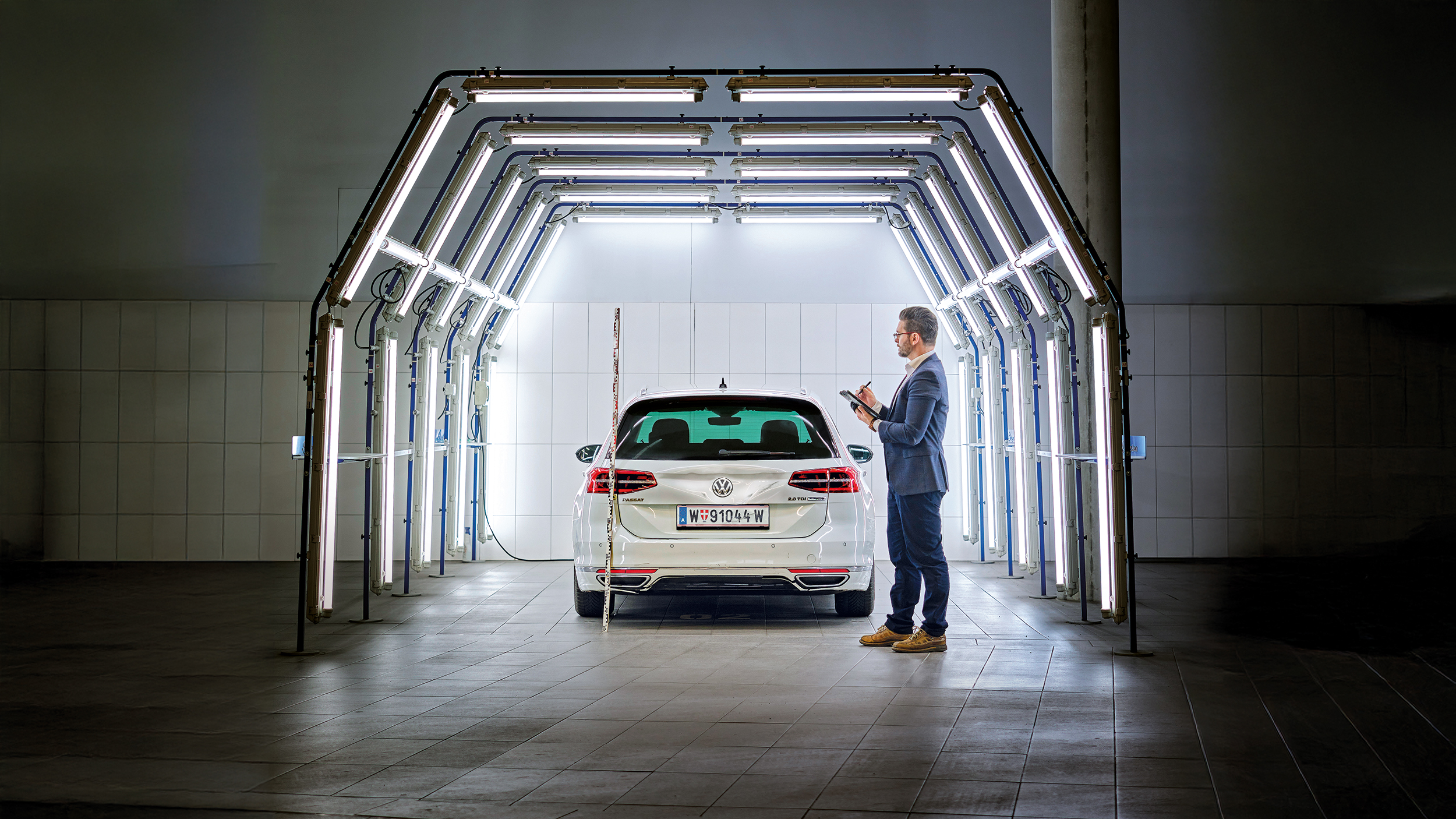 Michael Planer überprüft ein weißes Auto im Lichttunnel