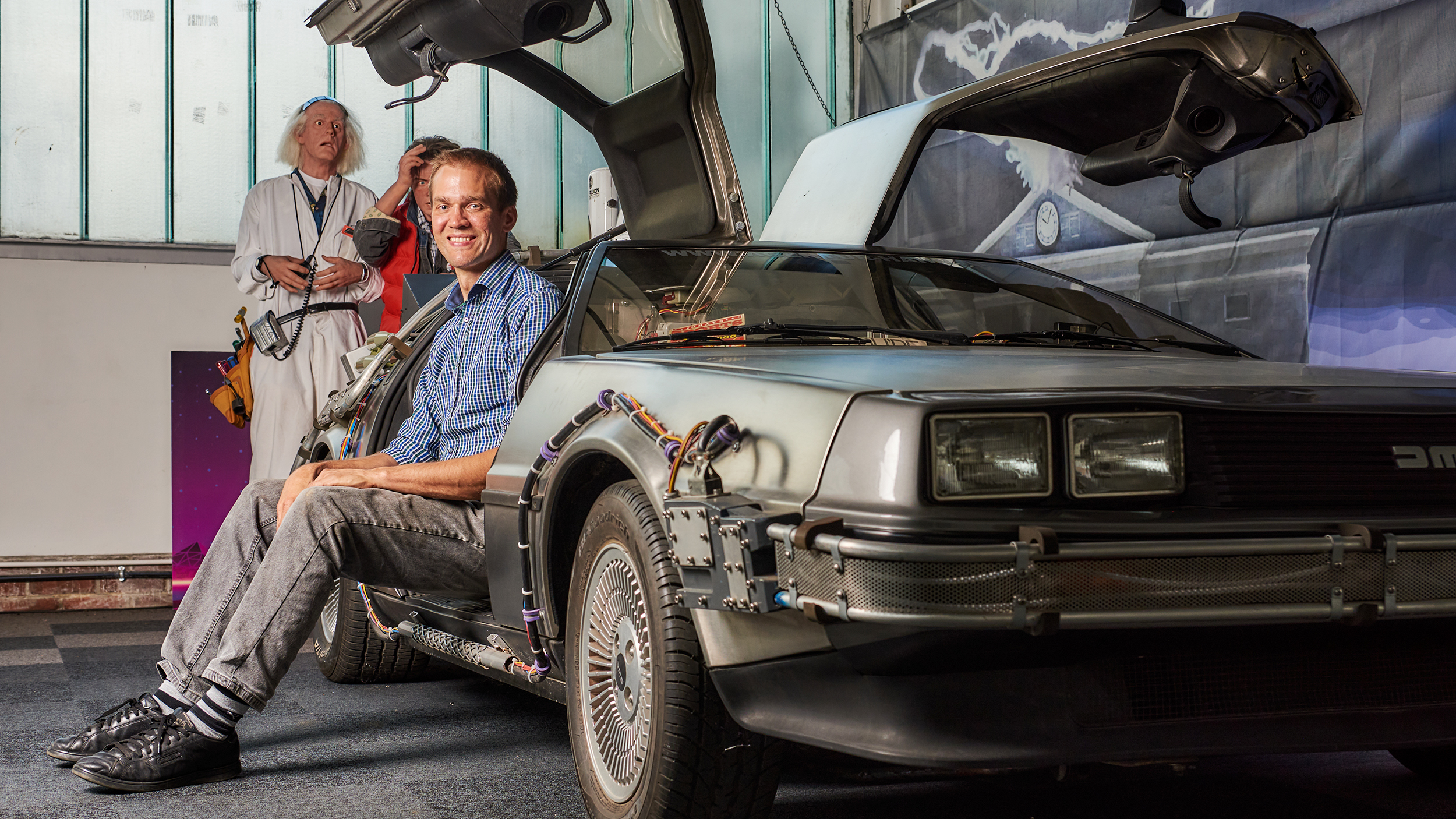 Martin Hahn sitzt im DeLorean aus "Zurück in die Zukunft"