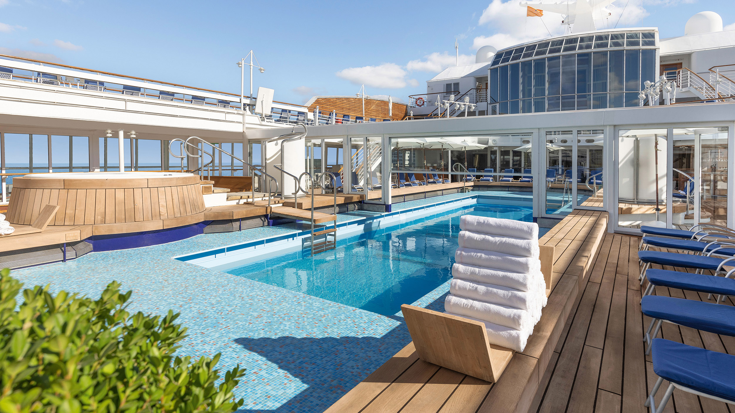Zu sehen ist das Pool an Deck der MS Europa.