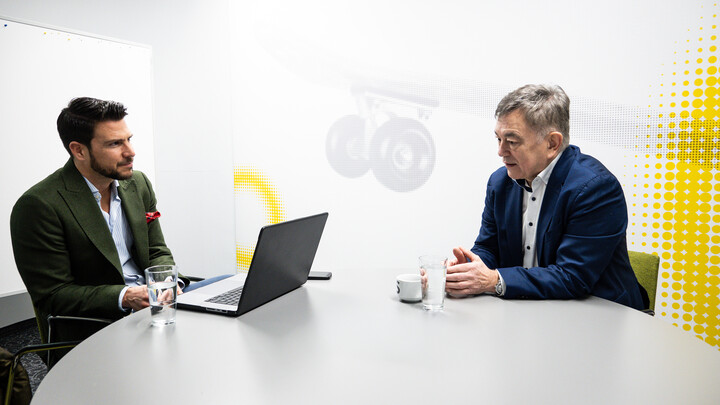 Brigadier Walter J. Unger und auto touring Chefredakteur Stephan Höckner sitzen plaudernd in einem hellen Besprechungsraum.